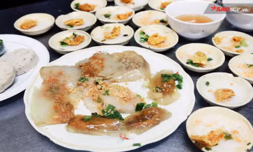 Hễ nhắc đến bánh bèo, bên cạnh những cái tên nổi bật như bánh bèo chợ Bến Thành hay chợ Bàn Cờ thì người ta còn ưu ái nhớ đến bánh bèo Thanh Nga, một trong những quán bánh Huế nổi tiếng tại Sài Gòn. Nằm trong con hẻm nhỏ, khá khó tìm trên đường Kỳ Đồng nhưng điều đó cũng không khiến thực khách bỏ cuộc trong hành trình lấp đầy những chiếc bụng rỗng. Ngày trước quán bán hẳn hai bên đường, giờ đã dọn gọn sang một bên. Không gian quán khiêm tốn nhưng thoáng đãng, mát mẻ và nhân viên chịu khó dọn vệ sinh nên rất tổng thể khá gọn gàng, tươm tất.