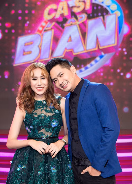 Tại Ca sĩ bí ẩn, Minh Luân và Hồ Bích Trâm khiến Việt Hương và Chí Tài đặt nghi vấn hẹn hò bởi sự ăn ý và thân thiết. Ảnh: Infonet