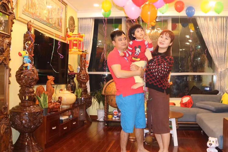 Ở tuổi 44, Tự Long có một sự nghiệp thành công và một tổ ấm nhỏ hạnh phúc khiến nhiều người ghen tỵ.