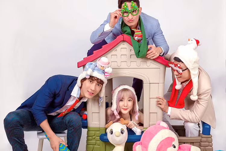 Huy Khánh, Kiều Minh Tuấn, Song Luân và hot girl đến từ Thái Lan Nene đều có tạo dáng khó đỡ.