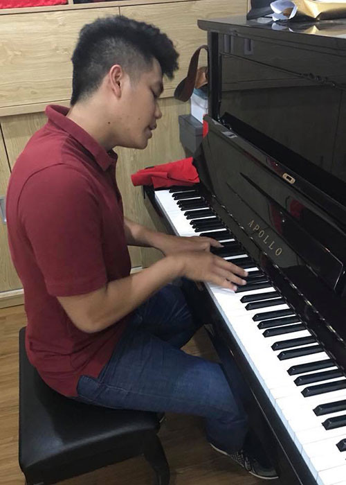 Lê Phương được chồng trẻ hướng dẫn luyện thanh vào mỗi buổi sáng.