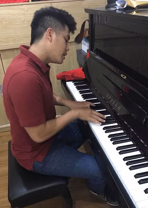 Lê Phương được chồng trẻ hướng dẫn luyện thanh vào mỗi buổi sáng.