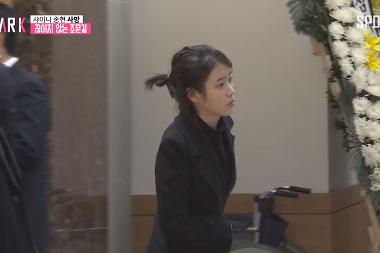 Nữ ca sĩ IU là một trong những nghệ sĩ Hàn đến viếng Jonghyun sớm nhất. Lễ đưa tang Jonghyun dự kiến diễn ra vào ngày 21/12. Ảnh: Spotv