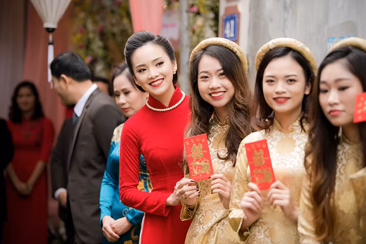 Hình ảnh Tố Như rạng rỡ trong ngày ăn hỏi. Cách đây không lâu, người đẹp sinh năm 1997 bất ngờ khoe hậu trường chụp ảnh cưới với Trần Trung Hiếu.