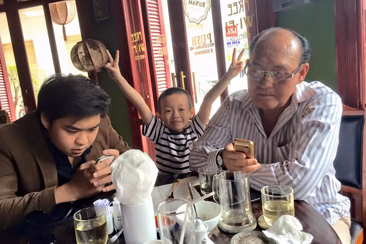 Duy Phương dành thời gian rảnh rỗi bên con trai Duy Phước và Duy Bách.