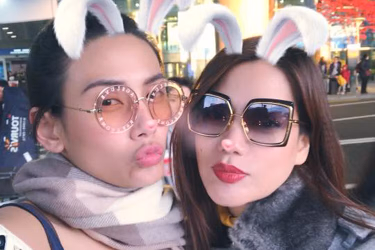 Võ Hoàng Yến - Trương Ngọc Ánh cùng đáp chuyến bay sang Hàn Quốc làm giám khảo một cuộc thi nhan sắc.