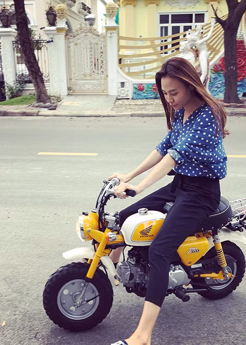 Đàm Thu Trang đăng tải hình ảnh lái chiếc xe máy nhỏ khiến nhiều người thích thú.