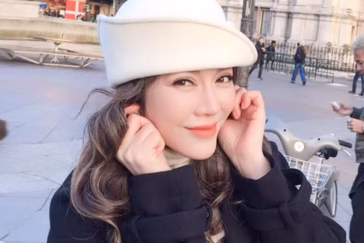 Lý Nhã Kỳ đẹp rạng rỡ trên đường phố Paris.