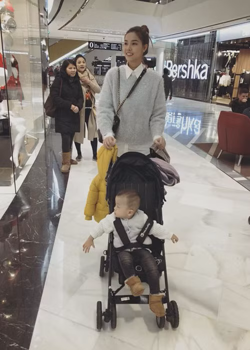 Kỳ Hân đi dạo phố cùng con trai khi về quê chồng ở CH Czech.