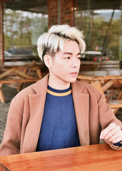 Khi đăng quang Giọng hát Việt 2015, Đức Phúc tiết lộ bố mẹ của anh làm ăn thua lỗ, phải bán nhà tại Hà Nội để trả nợ. Chứng kiến gia đình vỡ nợ, Đức Phúc tích cực tham gia kiếm sống cùng gia đình.