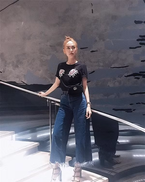 Minh Hằng chọn túi Gucci màu đen, nhỏ mix cùng áo thun, quần jean ống rộng đơn giản nhưng hút mắt mà chẳng cần màu mè