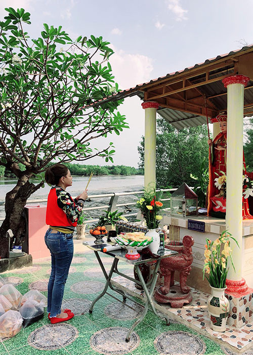 Theo lời Lê Lộc, giữa ồn ào, Lê Giang nói rằng cô không biết có sống nổi nữa không. Hiện tại, bạn bè gửi lời động viên Lê Giang mạnh mẽ vượt qua sóng gió đời tư.