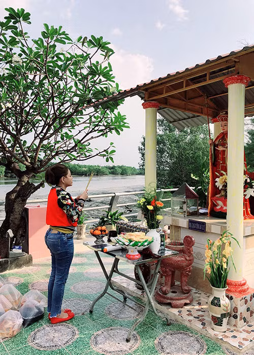 Theo lời Lê Lộc, giữa ồn ào, Lê Giang nói rằng cô không biết có sống nổi nữa không. Hiện tại, bạn bè gửi lời động viên Lê Giang mạnh mẽ vượt qua sóng gió đời tư.