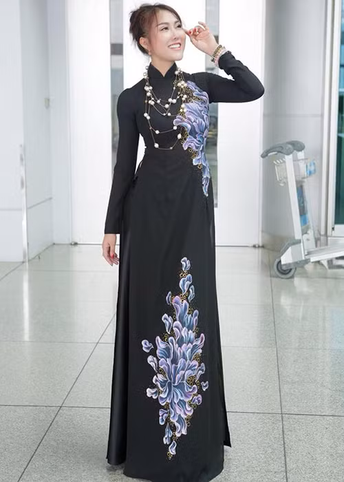 Sau ca phẫu thuật thẩm mỹ, “nữ hoàng dao kéo” Phi Thanh Vân sở hữu số đo vòng 1 và vòng 3 lần lượt là 93cm và 104cm. Ảnh: FBNV