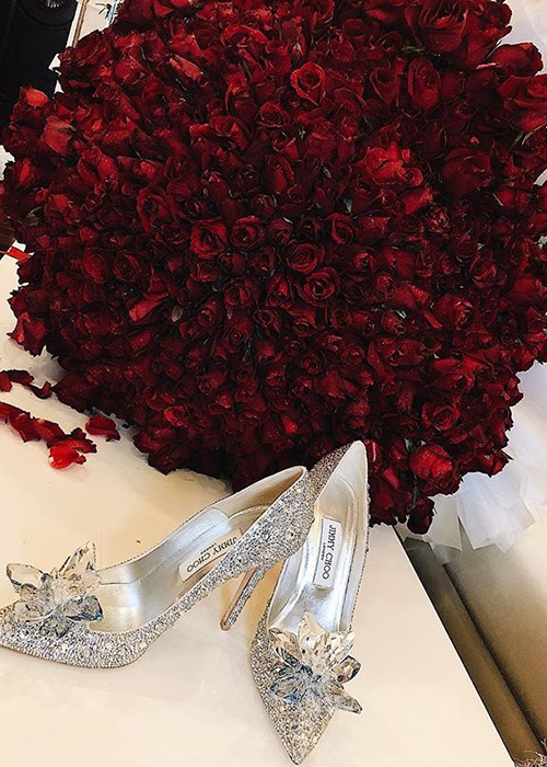 Trên trang cá nhân, người đẹp sinh năm 1995 còn liên tục cập nhật những món quà sinh nhật của mình.