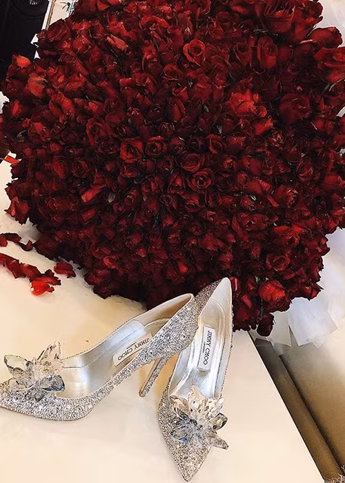 Trên trang cá nhân, người đẹp sinh năm 1995 còn liên tục cập nhật những món quà sinh nhật của mình.