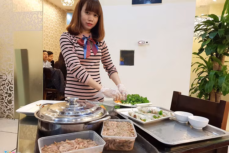 Nhiều nhà hàng tại Hà Nội, TP.HCM thường xuyên nhập rươi về để chế biến món ăn cho thực khách. Anh Tưởng, chủ một nhà hàng tại Trung Kính, Hà Nội cho biết anh nhập rươi chủ yếu từ Tứ Kỳ, Hải Dương hoặc Tiên Lãng, Hải Phòng. Tuy nhiên, loài rươi ở Tứ Kỳ ăn ngon hơn. "Một số thực khách còn tự tay mang rươi đến nhà hàng, làm nhiều món ăn như chả rươi, rươi kho, rươi xào củ niễng măng tươi hay củ cải...", anh Tưởng cho biết thêm.