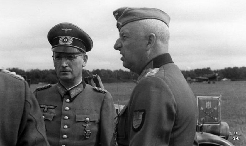 Với tương quan lực lượng gần như bằng nhau, các tướng lĩnh Đức đều tỏ ra thận trọng khi Berlin đặt ra câu hỏi bao giờ chiếm được Sevastopol vì học thuyết quân sự thời bấy giờ nhấn mạnh rằng việc tấn công vào một khu vực được bố trí phòng thủ chặt chẽ đòi hỏi phía tấn công phải có lực lượng đông gấp 3 lần để đảm bảo chắc thắng. Ảnh: Tướng Đức Erich von Manstein cùng Tướng Romania Gheorghe Avramescu cùng tham gia chỉ huy tại mặt trận Crimea. Nguồn ảnh: Chosul.