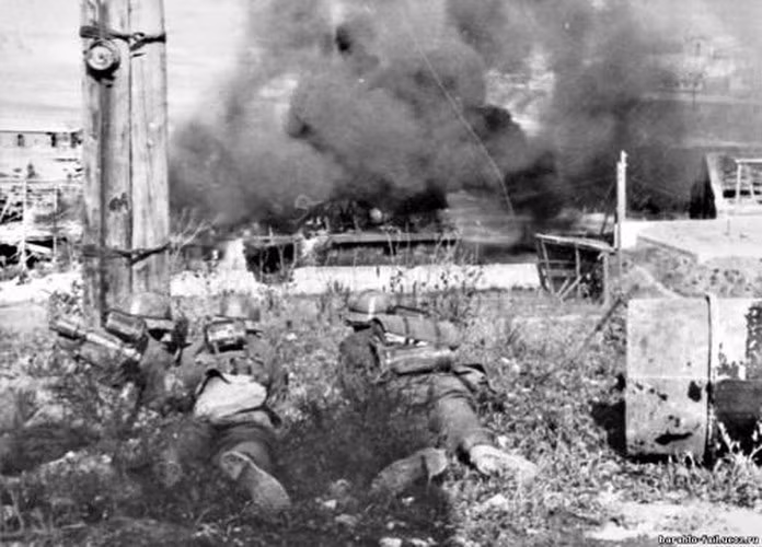 Sau 250 ngày đêm bao vây, tấn công 3 đợt mỗi đợt kéo dài tới vài tháng, cuối cùng các tuyến phòng thủ của Liên Xô đã bị Đức chọc thủng. Một lệnh sơ tán khẩn cấp được phía Liên Xô đưa ra với ưu tiên là những sỹ quan chỉ huy cấp tá trở lên và sỹ quan tuyên huấn cấp úy trở lên cùng các bác sỹ sẽ được di tản khỏi Sevastopol bằng tàu ngầm. Nguồn ảnh: Chosul.