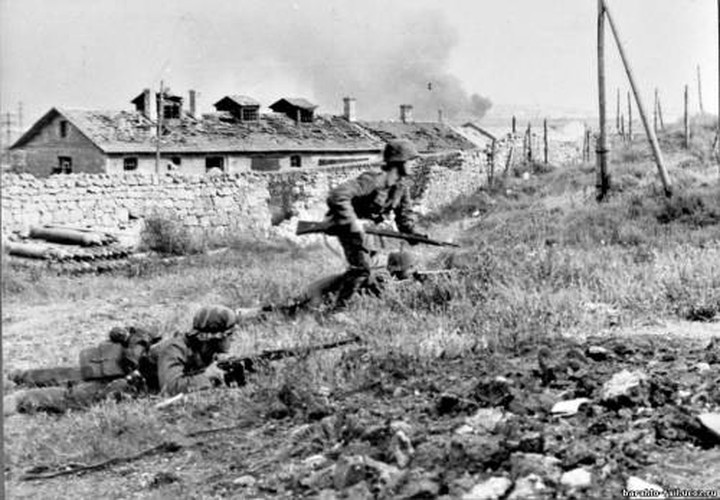 Mặc dù phía Liên Xô rất cố gắng nhưng Đức lại chiếm nhiều lợi thế hơn với một lực lượng tinh nhuệ, thiện chiến và có được sự hỗ trợ rất mạnh với lực lượng thiết giáp dưới mặt đất, máy bay trên không và pháo từ các tàu hải quân bắn vào. Phía Đức còn sử dụng cả các loại đại bác từ 305 ly tới 800 ly dội vào Sevastopol nhằm dập tắt nhuệ khí của Hồng Quân Liên Xô. Nguồn ảnh: Chosul.