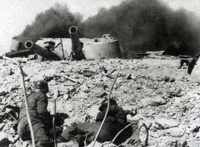 Phía Đức sử dụng lực lượng công binh kỹ thuật dưới sự yểm trợ và tiến công như vũ bão của thiết giáp đã áp sát, đặt thuốc nổ và vô hiệu hóa hệ thống pháo phòng thủ một cách đơn giản. Tuy nhiên bộ binh Liên Xô vẫn kiên cường, giằng co từng mét đất với Đức mặc dù họ hoàn toàn thiếu pháo binh chi viện. Nguồn ảnh: Chosul.