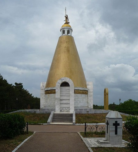 Kết thúc 250 ngày đêm kháng cự anh hùng, phía Nga có 118.000 người chết, bị bắt và mất tích kèm theo 4 tàu vận tải cỡ lớn và 2 tàu ngầm bị đánh đắm. Phía Đức có 25.000 người thiệt mạng, 92.000 người bị thương, phía Romania có 11.000 người thiệt mạng, 33.000 người bị thương. Ảnh: Đài tưởng niệm những người lính Hồng Quân đã ngã xuống trong trận chiến trên bán đảo Crimea. Nguồn ảnh: Chosul.