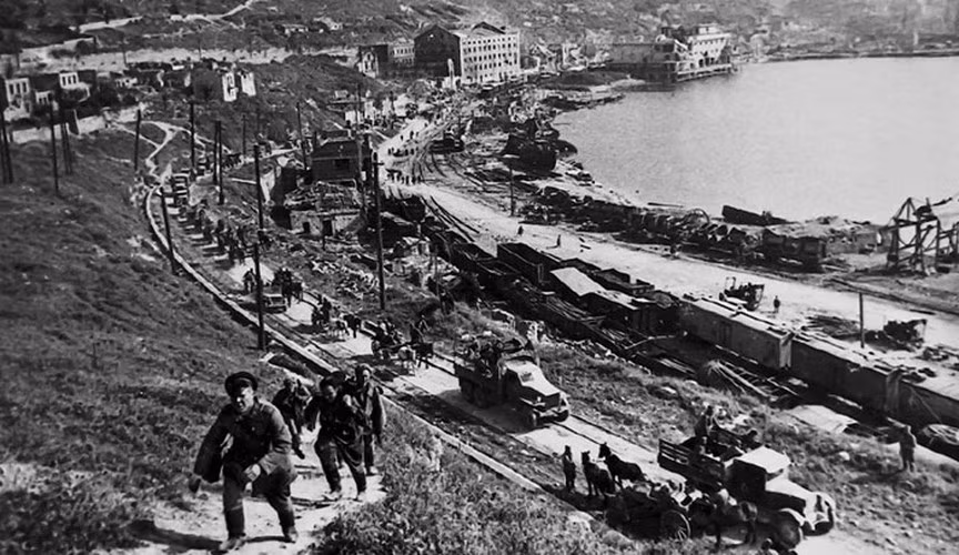 Cảng Sevastopol có một vị trí chiến lược với cả phía Liên Xô và Đức, việc làm chủ Sevastopol sẽ mang lại lợi thế lớn về mặt hậu cho các đơn vị lục quân ở những khu vực xung quanh bờ Biển Đen, kèm theo đó là khả năng đổ quân bất ngờ chặn hậu quân địch. Nguồn ảnh: Chosul.