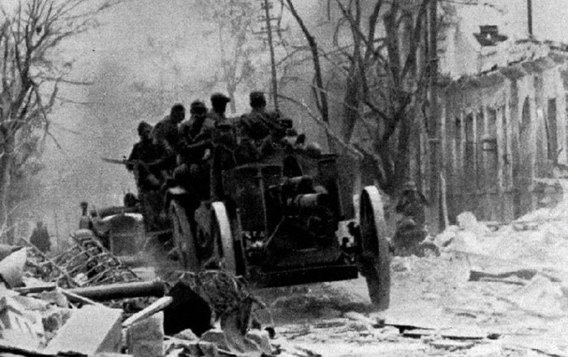 Hiểu được tầm chiến lược của vị trí này, cả phía Liên Xô và Đức đã tung rất nhiều quân vào nướng ở chảo lửa Sevastopol trong suốt 250 ngày đêm diễn ra cuộc bao vây ở khu vực cảng này. Tham chiến cùng với Đức còn có Quân đội Romania. Nguồn ảnh: Chosul.