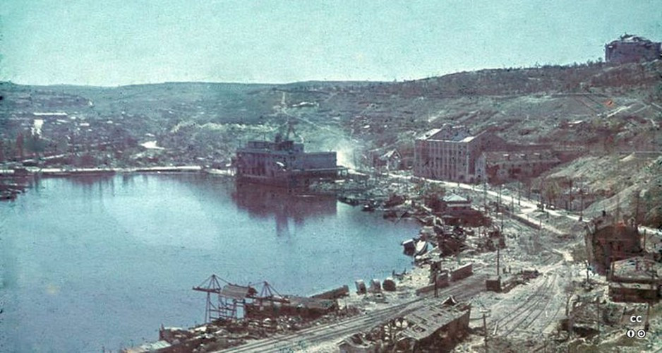 Tham chiến tại trận chiến cảng Sevastopol gồm có khoảng 300 nghìn lính Đức, 50 nghìn lính Romania cùng với 1.700 pháo, 450 xe tăng, khoảng 500 máy bay và hàng loạt các loại tàu chiến bao gồm cả tàu ngầm. Phía Liên Xô có 106 nghìn quân phòng thủ, 600 pháo, 38 xe tăng và 53 máy bay. Ngoài ra ở bán đảo Kerch nằm phía Đông Nam Crimea, Liên Xô còn có gần 300 nghìn quân, 3,000 pháo, 347 xe tăng và khoảng 400 máy bay. Nguồn ảnh: Chosul.