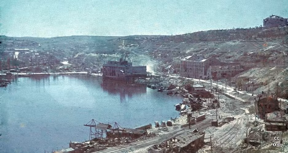 Tham chiến tại trận chiến cảng Sevastopol gồm có khoảng 300 nghìn lính Đức, 50 nghìn lính Romania cùng với 1.700 pháo, 450 xe tăng, khoảng 500 máy bay và hàng loạt các loại tàu chiến bao gồm cả tàu ngầm. Phía Liên Xô có 106 nghìn quân phòng thủ, 600 pháo, 38 xe tăng và 53 máy bay. Ngoài ra ở bán đảo Kerch nằm phía Đông Nam Crimea, Liên Xô còn có gần 300 nghìn quân, 3,000 pháo, 347 xe tăng và khoảng 400 máy bay. Nguồn ảnh: Chosul.