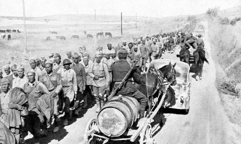 Ngay từ những ngày đầu cuộc chiến, phía Đức đã giành được rất nhiều chiến thắng trên toàn mặt trận tiến công. Chiếm được nhiều cửa ngõ của Crimea, phía Liên Xô liên tục rút lui hoặc đầu hàng, tuy nhiên cũng củng cố được tuyến phòng thủ cuối cùng ở khu vực cảng Sevastopol, đây mới thực sự là nơi cuộc chiến bắt đầu với tương quan lực lượng hai bên khá cân bằng. Ảnh: Hàng dài tù binh Liên Xô (áo trắng bên trái) đầu hàng Đức ngay từ ngày đầu cuộc chiến. Nguồn ảnh: Chosul.