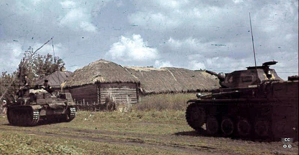 Mặc dù trên bán đảo Crimea có một tuyến phòng thủ rất kiên cố được Liên Xô xây dựng từ trước đó, tuyến phòng thủ này bao gồm cả các trọng pháo chôn ngầm và hàng trăm lô cốt bê tông trải dài quanh cảng Sevastopol, tuy nhiên với chiến thuật Blitzkrieg (chiến tranh chớp nhoáng) dùng các mũi thọc sâu của xe tăng, bộ binh cơ giới Đức, hệ thống các pháo chôn ngầm cung cấp hỏa lực chính cho tuyến phòng thủ này đã bị vô hiệu hóa dần dần. Nguồn ảnh: Chosul.