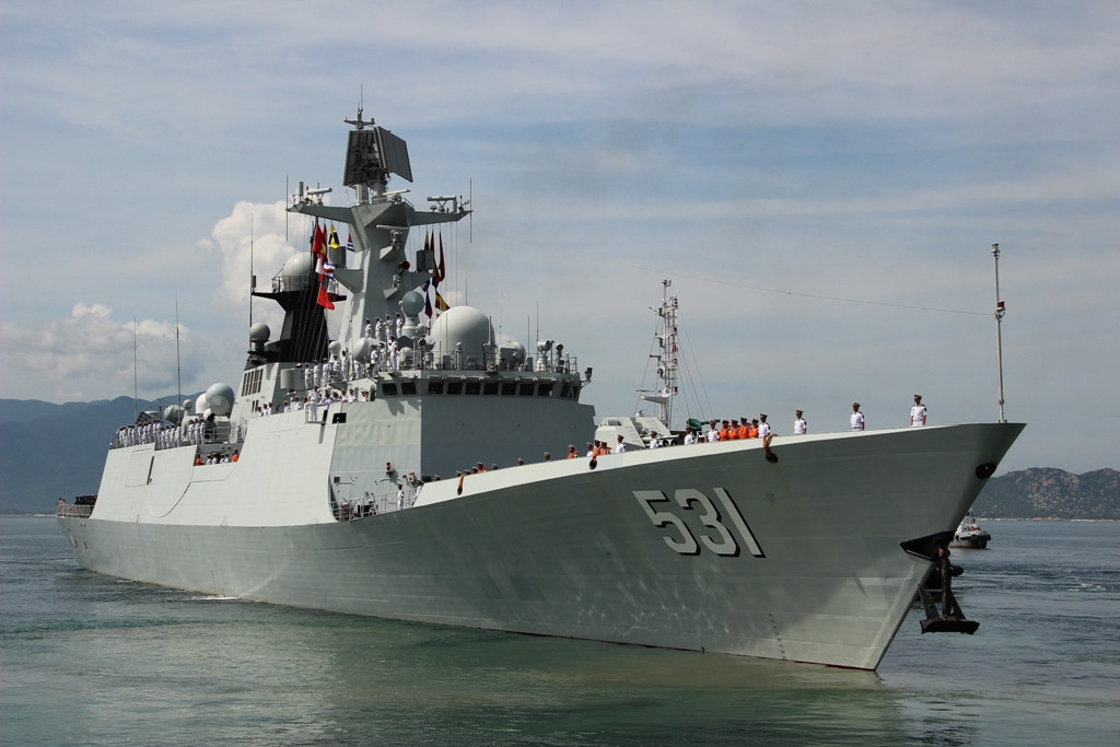 Thứ hai, chất lượng nguồn nhân lực thực hiện nhiệm vụ trên tàu chiến chưa đáp ứng được yêu cầu nhiệm vụ. Cùng với sự phát triển không ngừng của khoa học công nghệ, hàm lượng công nghệ của vũ khí trang bị ngày càng cao. Chính các lãnh đạo cấp cao trong lực lượng Hải quân Trung Quốc cũng đã thừa nhận, binh sỹ của lực lượng này đang bị thiếu hụt trầm trọng về trình độ ngoại ngữ, số thuyền trưởng có thể trực tiếp giao tiếp với quân sỹ nước ngoài không nhiều; ít hiểu biết về luật quốc tế, luật chiến tranh, luật biển và các tri thức về biển, về địa lý quân sự thế giới.