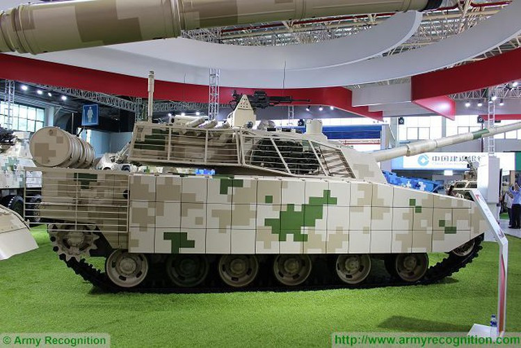 Khả năng cơ động của ZTQ 15 khá đáng nể khi leo được dốc 60%, vượt vật cản cao 0,8 m, vượt hào rộng 2,5 m và lội nước sâu 1 m. Đặc biệt hệ thống treo của nó thay đổi được độ cao, tức là giúp xe tăng có thể "quỳ".