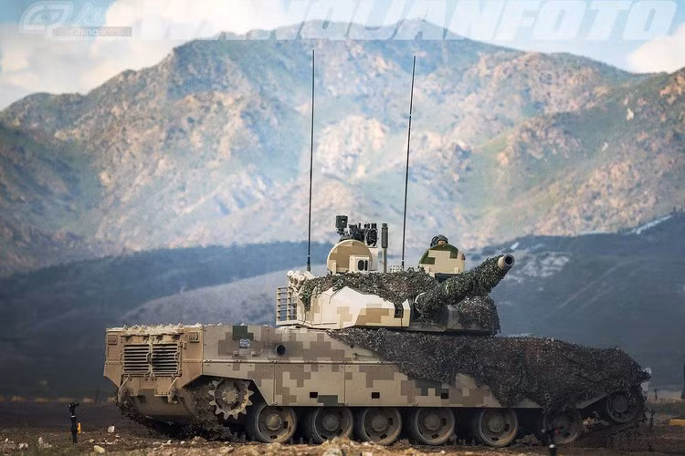 Đạn xuyên lõi tungsten bắn đi từ pháo chính 105 mm của ZTQ 15 đâm thủng được 500 mm giáp đồng nhất khi bắn từ cự ly 1.500 m, ngoài ra khẩu pháo này còn phóng được tên lửa chống tăng qua nòng.