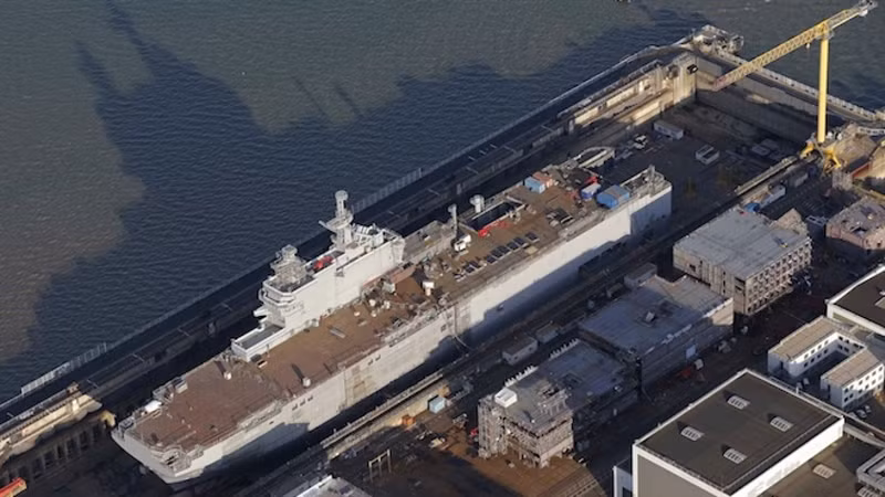 "Nếu bạn không thể mua, thì bạn cần phải sao chép ý tưởng. Đây là cách tiếp cận của Nga trong việc mua lại các tàu đổ bộ vạn năng mới sau khi Pháp từ chối bán tàu", tác giả viết.