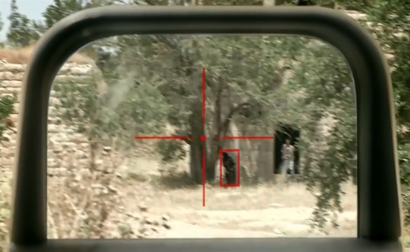 Bằng cách sử dụng ô vuông màu đỏ, hệ thống này sẽ tự xác định các mục tiêu và kẻ địch cầm vũ khí sẽ được đánh dấu bằng một vòng tròn màu đỏ.