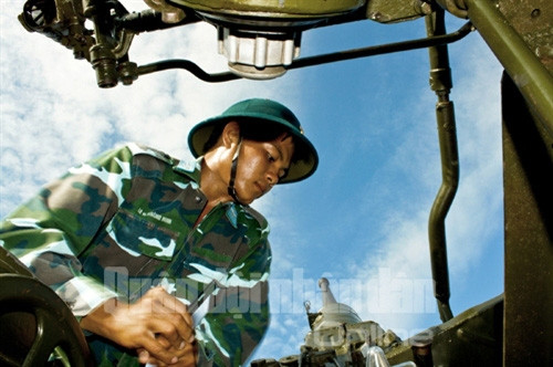 Pháo thủ số 5 pháo 57mm thực hành nạp đạn.