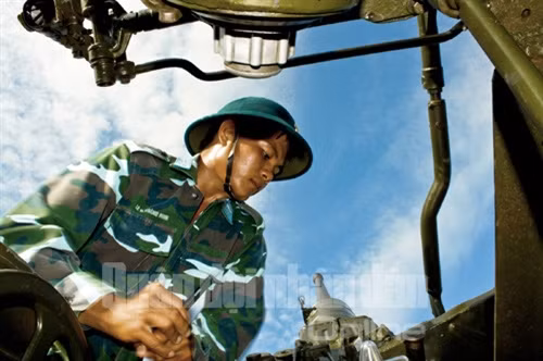 Pháo thủ số 5 pháo 57mm thực hành nạp đạn.