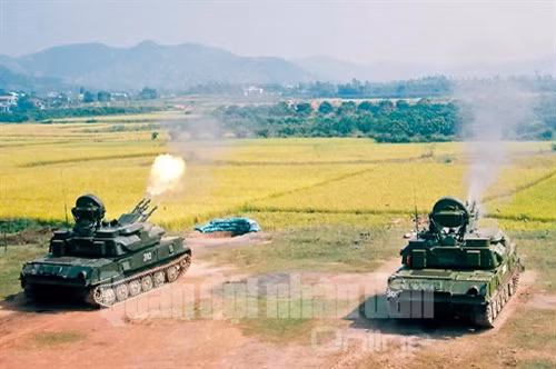 Pháo tự hành ZCY23mm 4 nòng tiêu diệt mục tiêu tại trường bắn.