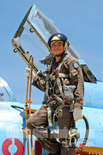 Niềm vui sau chuyến bay an toàn, thắng lợi.