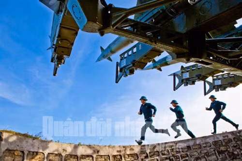 Ngày nay, trước yêu cầu nhiệm vụ bảo vệ Tổ quốc trong tình hình mới, nhiệm vụ của Quân chủng PK - KQ rất nặng nề. Cán bộ, chiến sĩ Quân chủng PK - KQ đang nỗ lực phấn đấu, học tập, rèn luyện, vươn lên làm chủ vũ khí, khí tài trang bị hiện đại, quyết tâm hoàn thành xuất sắc nhiệm vụ bảo vệ vững chắc bầu trời Tổ quốc Việt Nam XHCN, xứng đáng với niềm tin yêu của Đảng, Nhà nước và nhân dân.