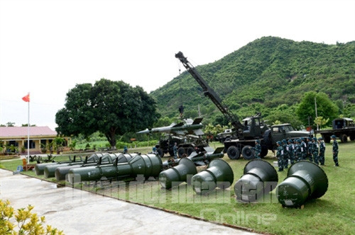 Lắp ráp đạn tên lửa phục vụ chiến đấu.