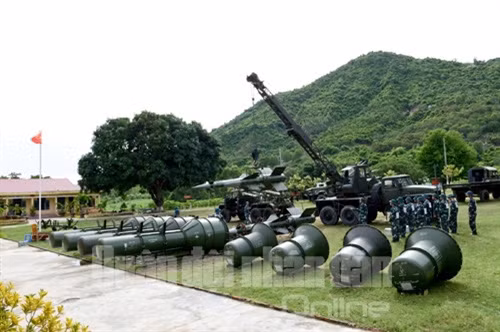 Lắp ráp đạn tên lửa phục vụ chiến đấu.