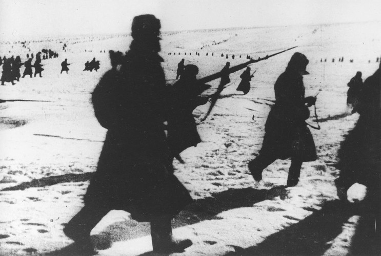 Hồng quân Liên Xô tiến công phá vây ở thành phố Stalingrad vào đầu năm 1943. Những tướng lĩnh Liên Xô chấp nhận đánh đổi thương vong bằng cách sử dụng chiến thuật biển người với số lượng vượt trội để chống lại một đội quân hiện đại và thiện chiến hơn họ nhiều lần. Nguồn ảnh: Theatlantics.