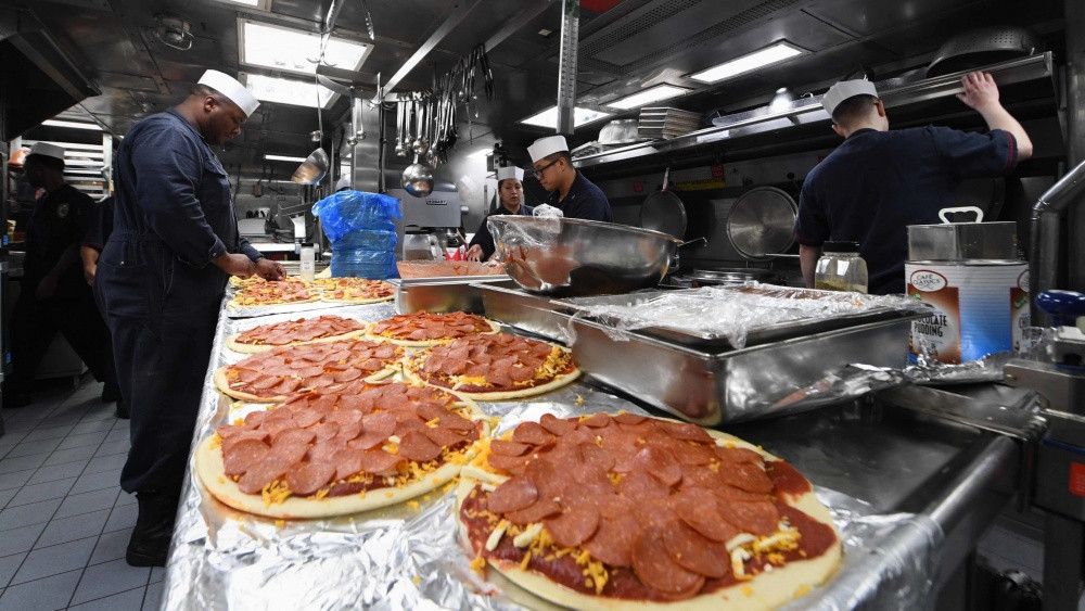 Thủy thủ đoàn 380 người trên tàu được cung cấp bữa ăn giàu dinh dưỡng, đảm bảo sức khỏe cho những chuyến làm nhiệm vụ dài ngày.