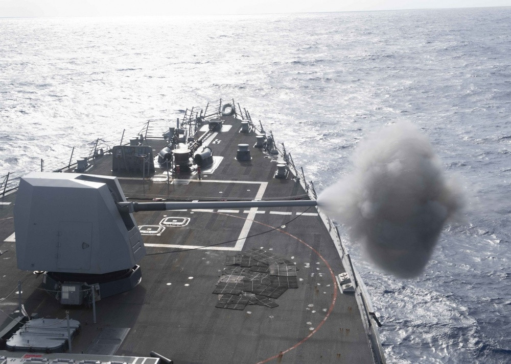 USS Mustin là tàu thứ 39 thuộc nhóm các tàu khu trục mang tên lửa dẫn đường lớp Arleigh Burke. Arleigh Burke cũng lớp tàu khu trục đông đảo nhất thế giới. Tàu USS Mustin thuộc phiên bản nâng cấp Flight IIA với nhiều cải tiến về hệ thống cảm biến và hỏa lực.