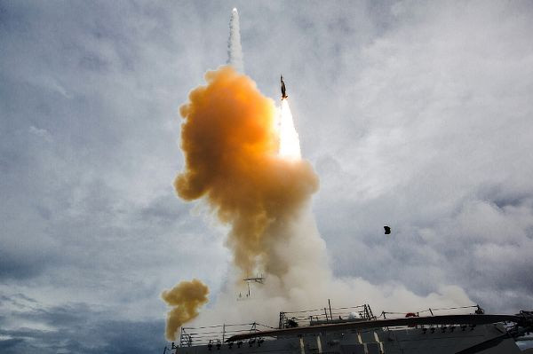 USS Mustin bắn tên lửa phòng không SM-2 trong một cuộc tập trận. Tàu có thể mang theo 96 tên lửa các loại trong ống phóng thẳng đứng Mk41 với 64 ở boong trước và 32 ở boong sau.