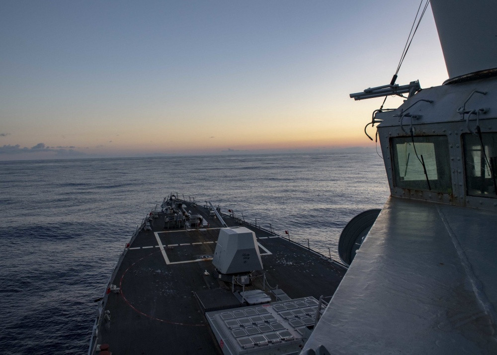  Tàu USS Mustin đi vào khu vực 12 hải lý của đảo Phú Lâm và đảo Đá Tháp ở Hoàng Sa, một quan chức Hải quân Mỹ cho biết. Đây là lần thứ ba tàu khu trục Mỹ áp sát quần đảo Hoàng Sa nhằm khẳng định quyền tự do hàng hải trong thời gian gần đây. Trong tháng 4, 2 tàu chiến của Hải quân Mỹ đã áp sát quần đảo Hoàng Sa và Trường Sa, một chiến dịch tương tự cũng diễn ra ở Hoàng Sa vào tháng 3.