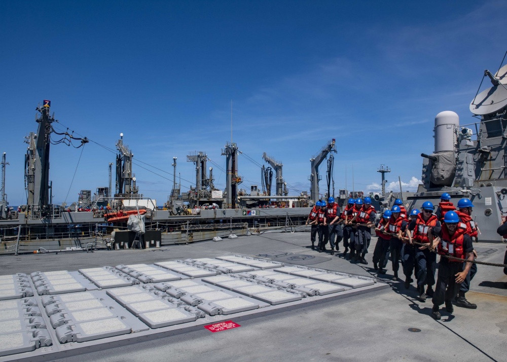 Các thủy thủ kéo ống bơm để tiếp nhiên liệu từ tàu hậu cần USNS John Ericsson (T-AO 194) trong một nhiệm vụ trên Thái Bình Dương.